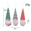 Dreiteiliges Set gestrickter Weihnachtswichtel in Grün, Grau und Rot mit praktischer Aufhängung - 3-teiliges Gestreiftes Gnom-Hängeset