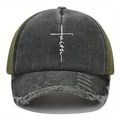 Dettaglio del cappellino vintage consumato con stampa faith e retro in mesh traspirante - Verde Militare