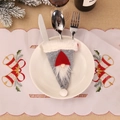 Porte-couverts gnome de Noël en feutre gris avec chapeau rouge sur une assiette - Ensemble de Couverts Gris / Gris