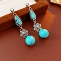 Orecchini pendenti retrò in turchese e fiori d'argento su base di pelle marrone - Perno in argento-Blu