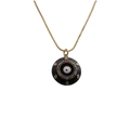 Vergulde ketting met boze oog hanger en kleurrijke edelstenen op witte achtergrond - Zwart
