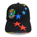 Dettaglio del ricamo della bandiera del Venezuela e dello stemma su un cappello nero - Sette Stelle - Nero