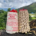 Encens népalais artisanal à la rose présenté sur un support en pierre naturelle brute - Rose / 40 Pièces/Paquet