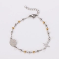 Detail van tweekleurige religieuze kralenarmband met heilige medaille en kruisje - Goud & Zilver