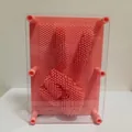 Kreatives rosa Pin-Art Spielzeug zeigt einen 3D-Friedenszeichen-Handabdruck für Kinder - Mittel / Hellrosa