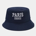 Dettaglio del ricamo bianco PARIS FRENCH sul cappello a secchiello in cotone blu scuro - Blu navy