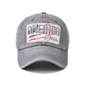 Détail de la broderie America blanche et du motif drapeau US sur la casquette denim - Réglable / Gris