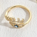 Goldener Evil Eye Ring mit funkelnden Zirkonen und blauen Emaille-Details auf Texturgrund - Obere Wimpern Stil (JZ0106)