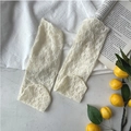 Chaussettes en dentelle blanc cassé élégantes avec motifs floraux et style vintage français - Taille unique / Abricot