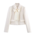 Veste courte élégante en tweed blanc cassé avec grand nœud en soie sur fond blanc - Veste Blanche