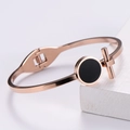 Dettaglio del bracciale rigido in oro rosa a T con inserto nero e chiusura a molla - Bracciale a Barra T / Oro rosa