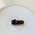 Pince à cheveux artisanale française avec fleurs bleues sur base rouge foncé dans un plateau - Pince Café avec Fleur Vert Foncé