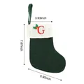 Calza di Natale in maglia verde con lettera G ricamata rossa e decorazioni festive - Lettera G