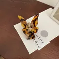 Elegante molletta per capelli a farfalla tartarugata con molla in metallo dorato su carta - Stampa Leopardata Scura