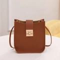 Sac bandoulière en cuir marron grainé avec boucle de verrouillage dorée et fine bandoulière - Brun Foncé