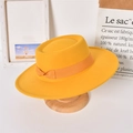 Detailansicht eines gelben Wollfilzhutes mit einer eleganten orangefarbenen Satinschleife - Erwachsene / Gelb (Schleife)