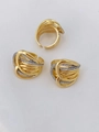Detail eines vergoldeten offenen Rings mit mehrlagigem Design und Zirkonia-Pavé-Besatz - Ring
