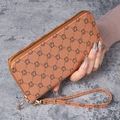 Lange braune Ledergeldbörse mit Monogramm-Muster und Handschlaufe für Damen - Braun
