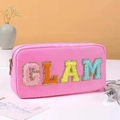 Trousse de toilette rose en nylon avec patchs pailletés GLAM et fermeture dorée chic - 4 Lettres GLAM / Rose rouge