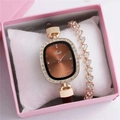 Detail einer Damenquarzuhr mit Kristallherz-Armband in einer rosa Geschenkverpackung - Braun + Armband + Box