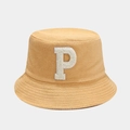 Détail d'un chapeau bob jaune en tissu éponge avec un écusson blanc en peluche lettre P - M (56-58cm) / Orange