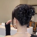 Pinza para el pelo con flor negra, cuentas de perlas y borlas colgantes elegantes - Pinza de Flor de Peonía Negra con Borla 13cm