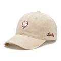 Dettaglio del cappellino in cotone beige con ricamo a quadrifoglio e scritta Lucky - Taglia unica / Bianco Sporco
