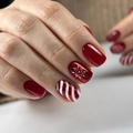 Details von roten Weihnachts-Fake-Nägeln mit weißen Schneeflocken und Zuckerstangen - Festliche rote Basis weiße Schneeflocke Stil (LC214) / Gelee-Kleber Werkzeugset (24 Stück/Packung)
