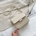 Chique crèmewitte crossbody vierkante tas met harsketting en lederen schouderriem - Wit