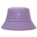 Détail d'un chapeau bob violet clair avec broderie de croix blanche et texture en sergé - Violet