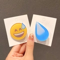 Fermagli per capelli in acrilico con goccia blu ed emoji su scheda bianca - Combo Senza Parole (2 pezzi)