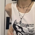 Gros plan sur un collier double rang avec perles noires et pendentif croix sur modèle - 9# Collier-Gris Fusil-Noir