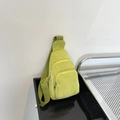 Grasgrüne Cord-Gürteltasche mit verstellbarem Riemen und doppelten Reißverschlussfächern - Hellgrün