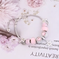 Dettaglio di perline in vetro rosa e ciondoli a fiocco di neve su bracciale argento - Stile Fiocco di Neve Rosa (5#)