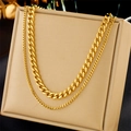 Collana a doppio strato in acciaio inossidabile placcato oro su portagioie beige - Collana a Doppio Strato con Catena Cubana (N2376)