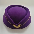 Violetter Flugbegleiter-Hut mit goldenem Emblem und geflochtener metallischer Kordel - Lila