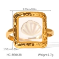 Vue détaillée d'une bague carrée dorée avec nacre et dimensions de 2,03x1,52 cm - Style Coquille Blanche Carrée (HC-R30438)