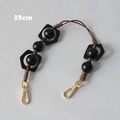 Detalle de cadena de bolso acrílica de 39 cm con cuentas negras y cierres de langosta dorados - Estilo de Cuenta Pura / 39cm