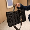 Schwarze gesteppte Nylon-Tragetasche mit Ethno-Gurt und goldenen Beschlägen - Schwarz