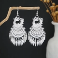 Orecchini a nappa lunga in argento a forma di pavone con intagli etnici fini - Orecchini Grandi a Pavone con Coda Aperta (E2374) / Argento