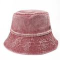Dettaglio cappello alla pescatora in denim lavato bordeaux con placca in bronzo - Borgogna / 0,1