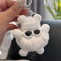 Witte faux fur pluche sleutelhanger met zonnebril en een witte gebreide muts eraan - Wit