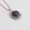 Nahaufnahme des rotierenden Amethyst-Anhängers mit Strasssteinen an einer silbernen Kordelkette - Violetter Stein