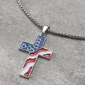 Collana con ciondolo a croce bandiera USA da uomo con finitura in smalto colorato - Argento