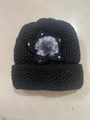 Berretto da donna in maglia grossa nera con pompon in ecopelliccia e dettagli in strass - Nero