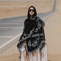 Poncho ethnique à capuche noir avec motif floral blanc et franges dans le désert - LM311 Feuilles d'Or - Noir