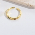 Dettaglio anello a croce con pietre rosse e verdi e trama a rombi su base oro - Zirconia Quadrata Rossa (JZ0462-2) / Oro