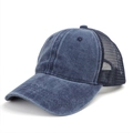 Cappellino trucker vintage blu lavato con rete traspirante e visiera curva su fondo bianco - Blu Notte
