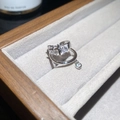Détail d'une boucle d'oreille étoile en argent et zircone dans son écrin de luxe gris et bois - Style 3 Pendentif Gemme Rayon d'Étoile Multicouche (Argent Pièce Unique)