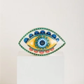Adorno cerámico Evil Eye en azul y verde sobre un soporte blanco minimalista - Estilo Amarillo Verde C